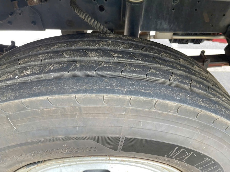 Lốp còn mới gai cao