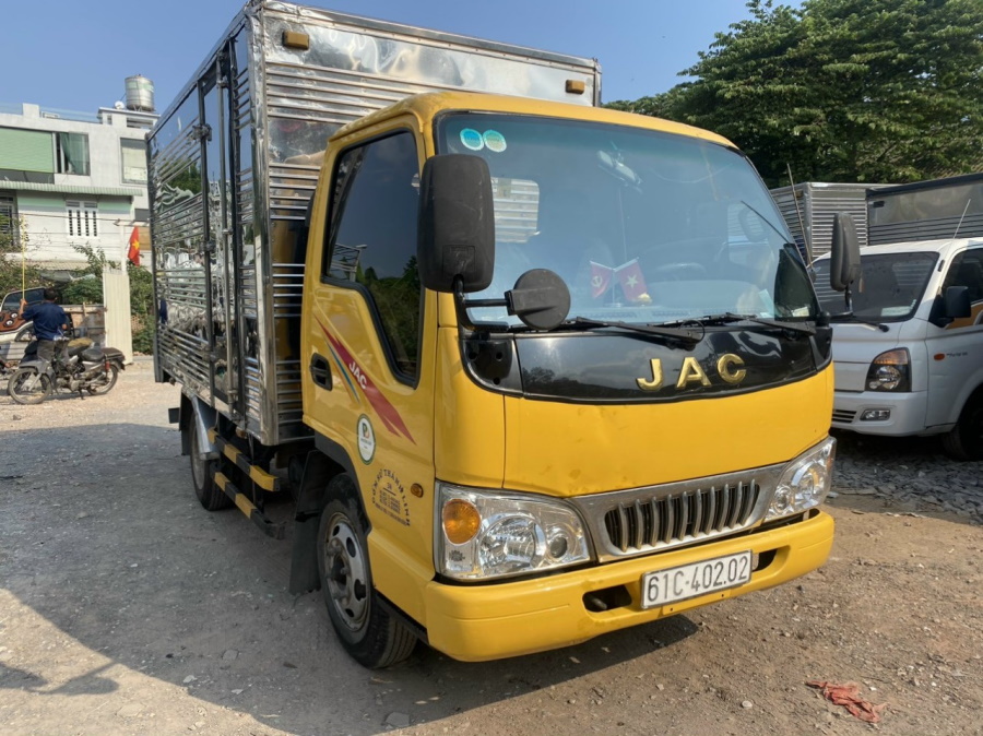 xe tai JAC 2t4 cũ thùng kín